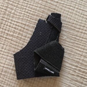 Wella Black Thumb Support Glove with Adjustable Strap